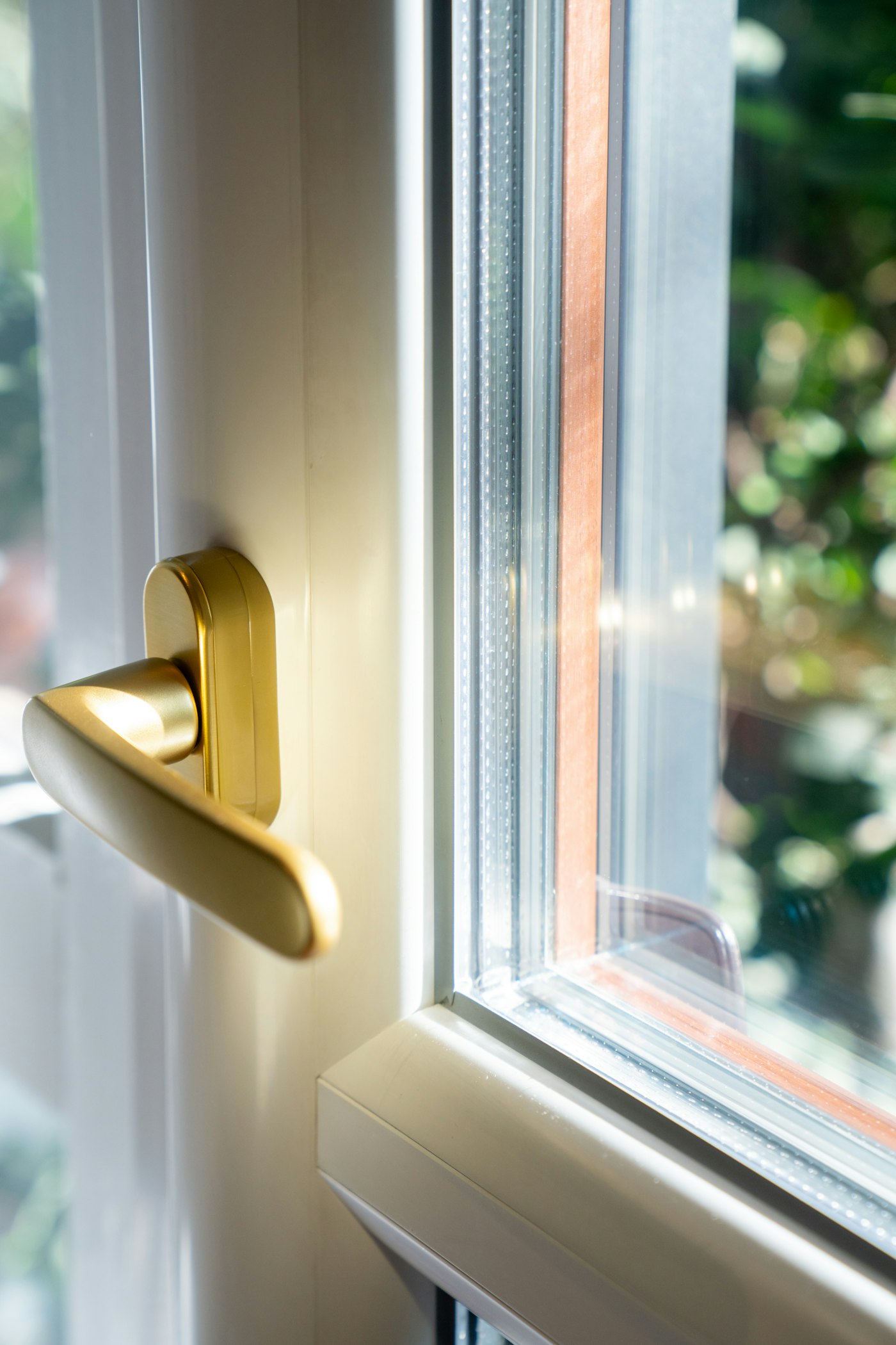 Fenstergriff und Mehrfachverglasung eines modernen Kunststofffensters